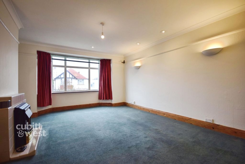 Property photo 3 of 10 14A Dover Road - 7