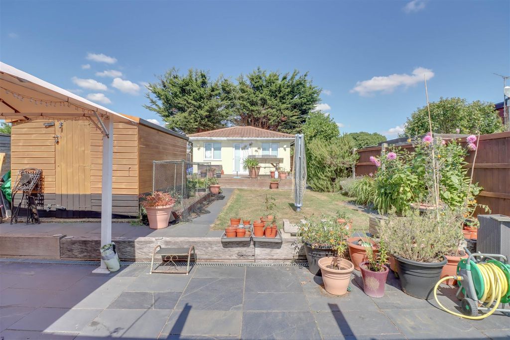 Property photo 2 of 20 7 Rettendon Gardens Wickford-14.Jpg