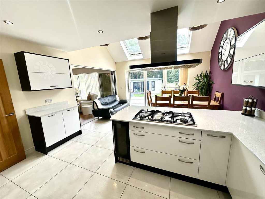Property photo 2 of 22 Kitchen/Dining Room