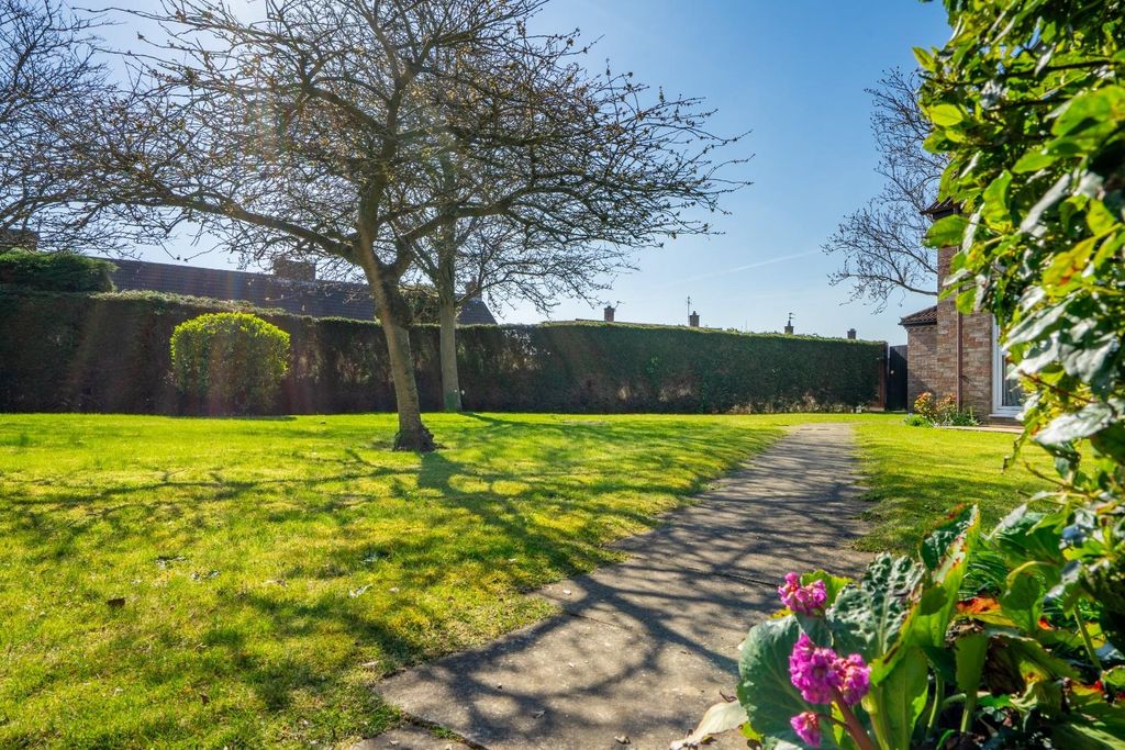 Property photo 3 of 12 Garden