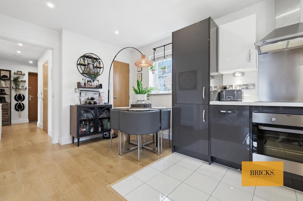 Additional image 5 of 2 bed flat for saleBuckingham Road, Epping CM16