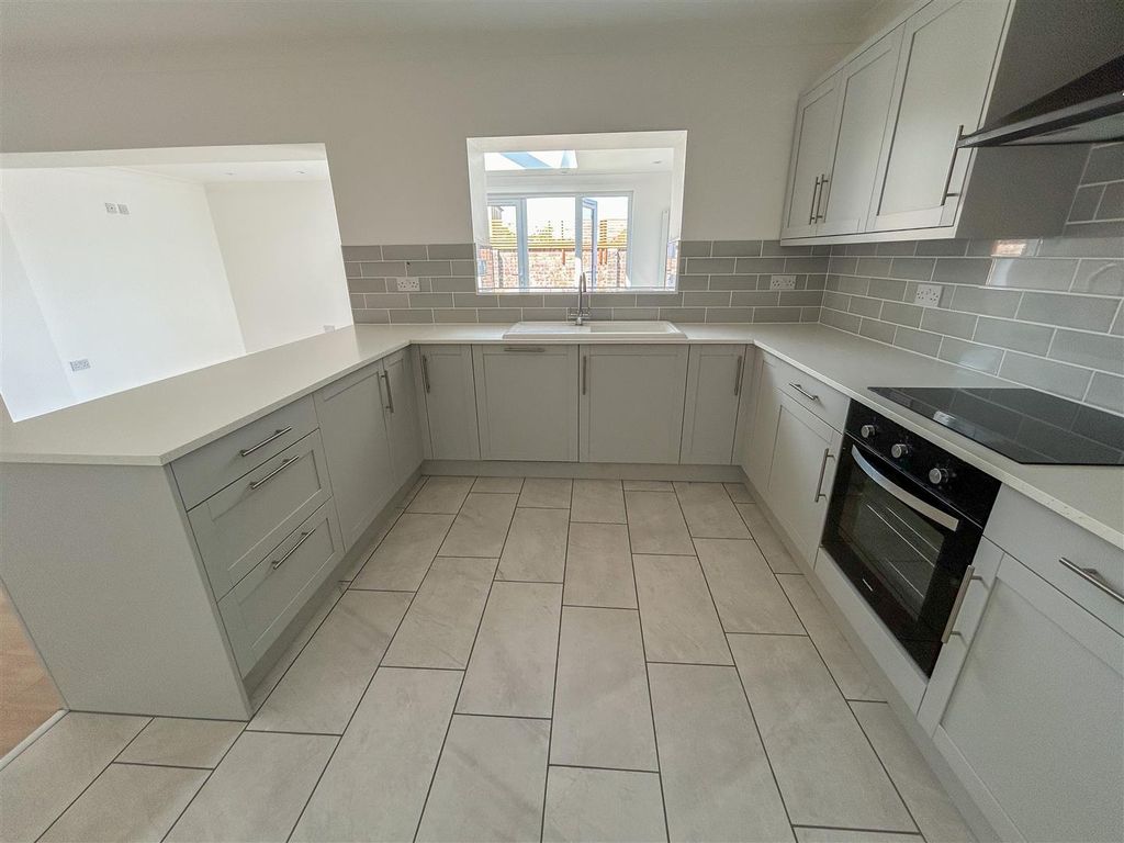 Property photo 3 of 17 Kitchen