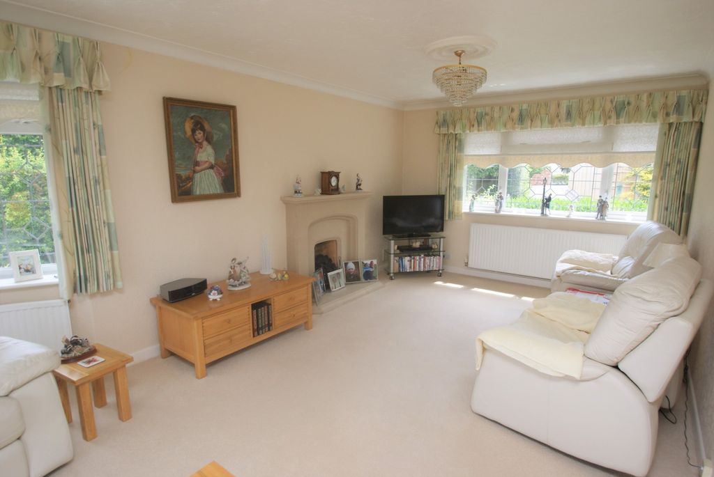 Property photo 3 of 15 Lounge