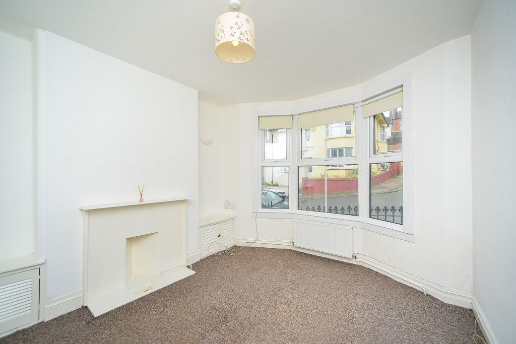 Property photo 3 of 8 Livingroom 2