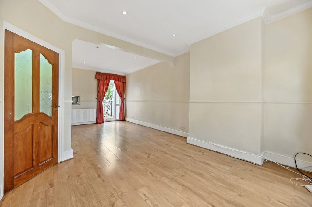 Property photo 1 of 11 Byron Road, Harrow Wealdstone, Middlesex Ha3