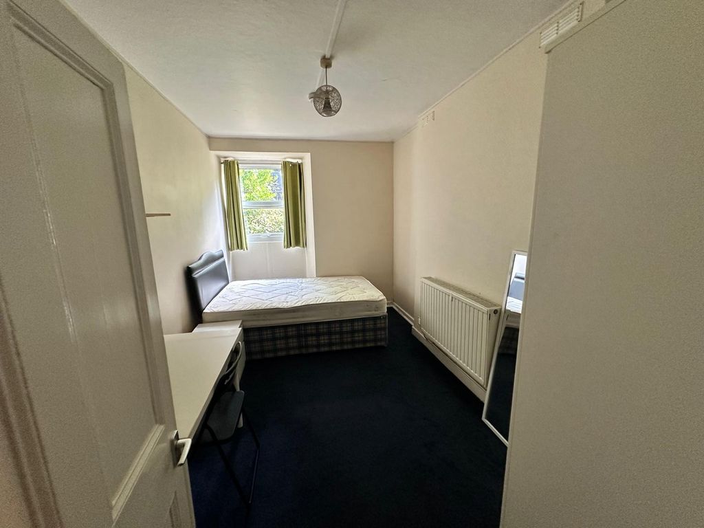 Property photo 3 of 17 A Well-Lit And Spacious Double Bedroom, Perfect Fo...