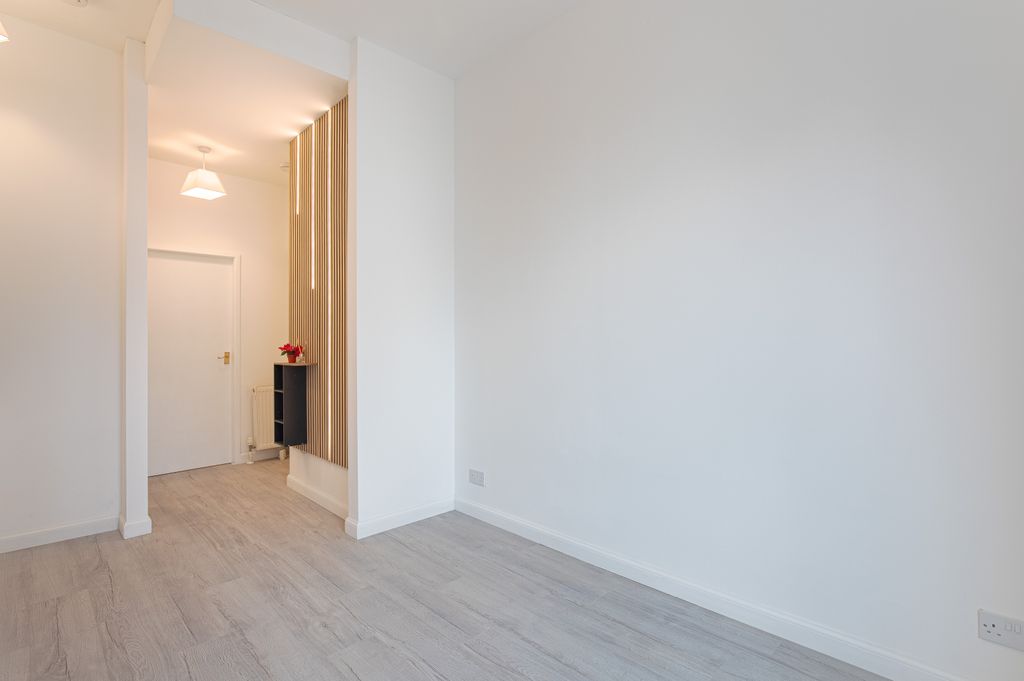 Property photo 3 of 8 Livingangle2