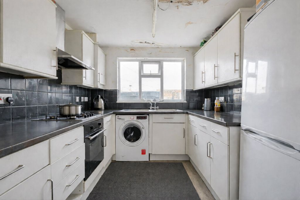 Property photo 3 of 14 Kitchen