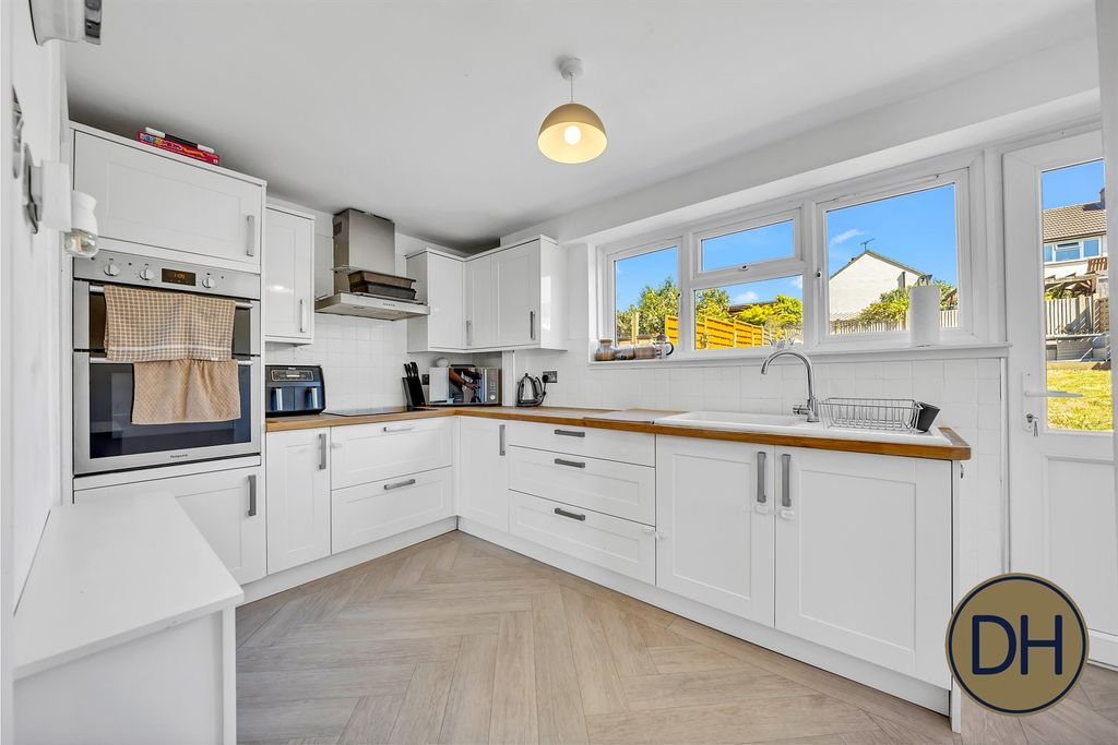 Property photo 3 of 20 Beaconfield Way