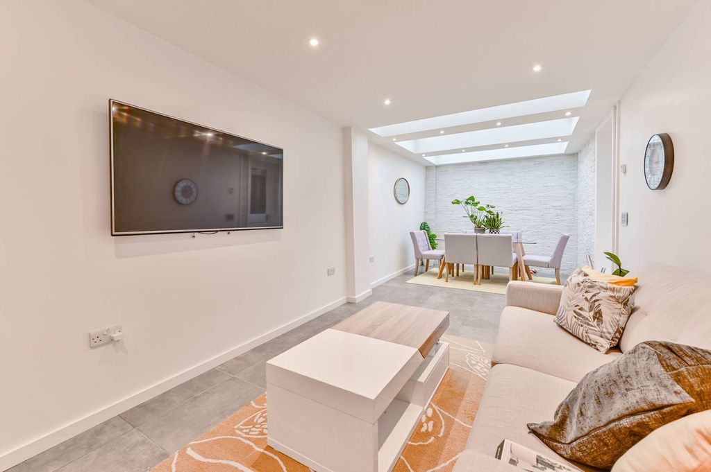 Property photo 2 of 8