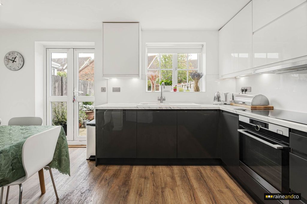 Property photo 2 of 33