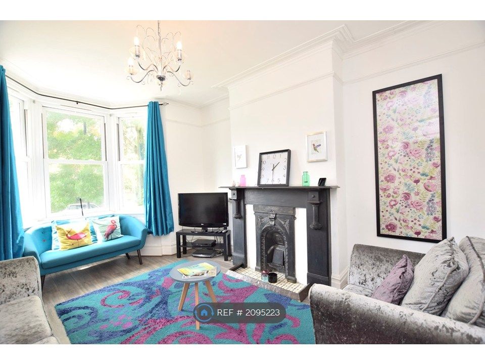 Property photo 2 of 17 Large Bright Living Room With Bay Window