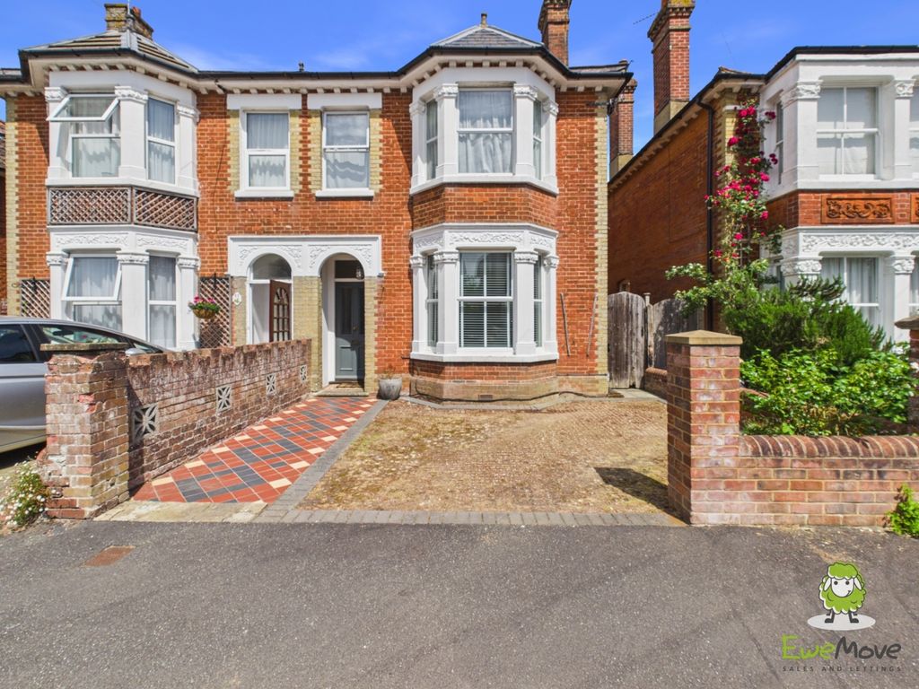 Property photo 1 of 29 Ewemove Estate Agents Basingstoke - 19 Beaconsfiel