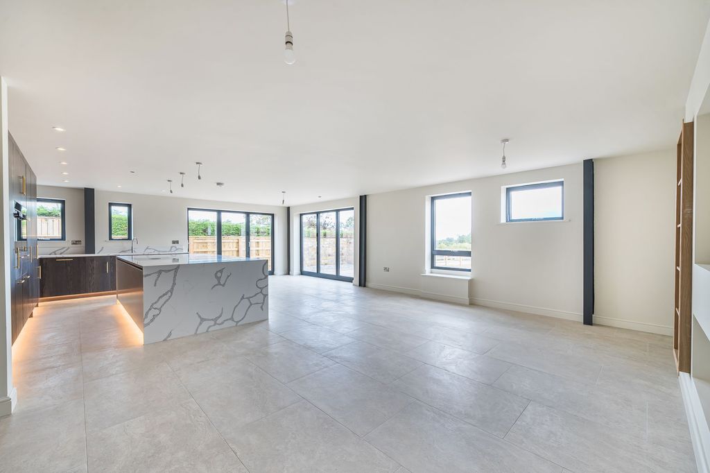 Property photo 2 of 26