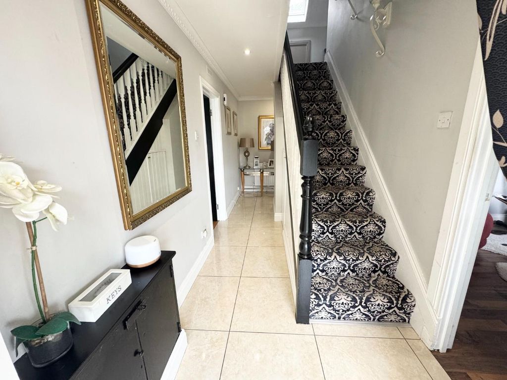 Property photo 2 of 18 Hallway