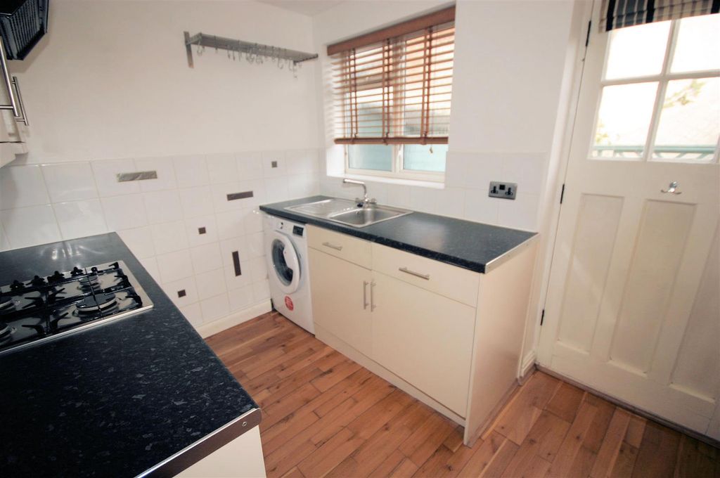 Property photo 3 of 16 Fitted Kitchen