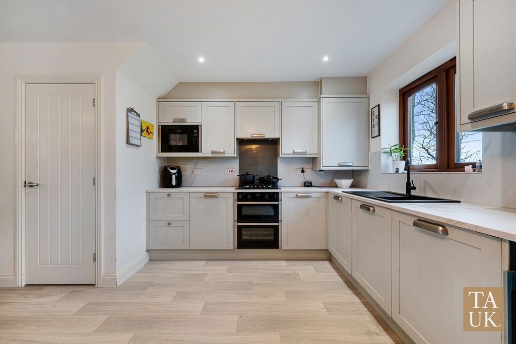 Property photo 3 of 25