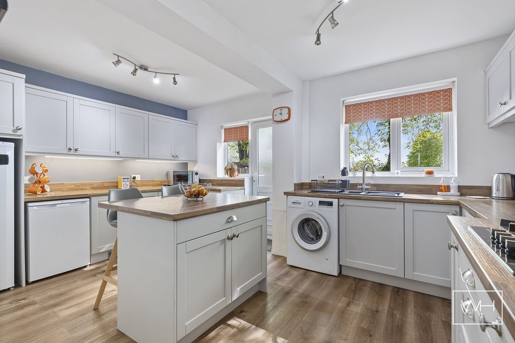 Property photo 2 of 20 3 St Leaonards Lea 04_297