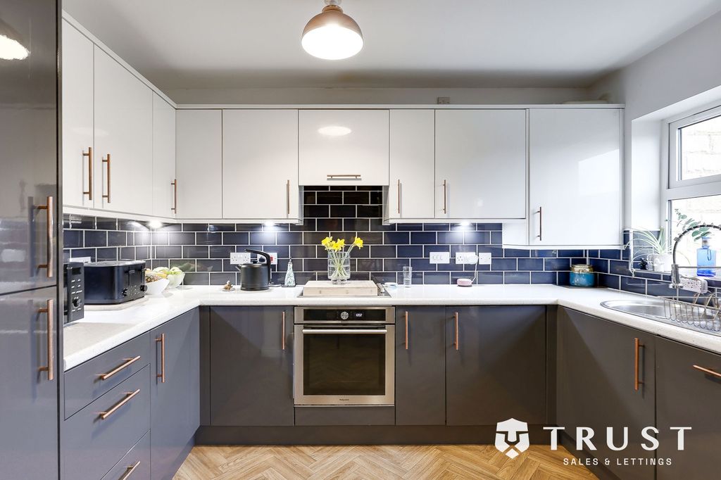 Property photo 2 of 34