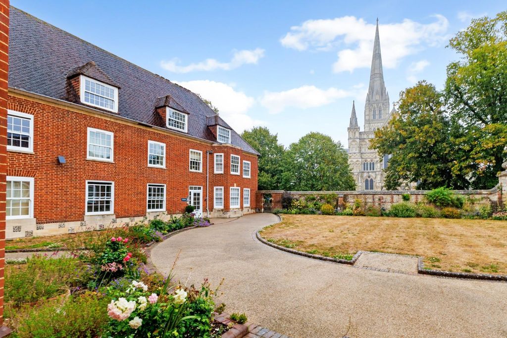 Property photo 1 of 15 97268_161-The-Close-Salisbury (1).Jpg