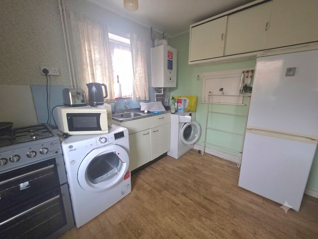 Property photo 3 of 11 Kitchen