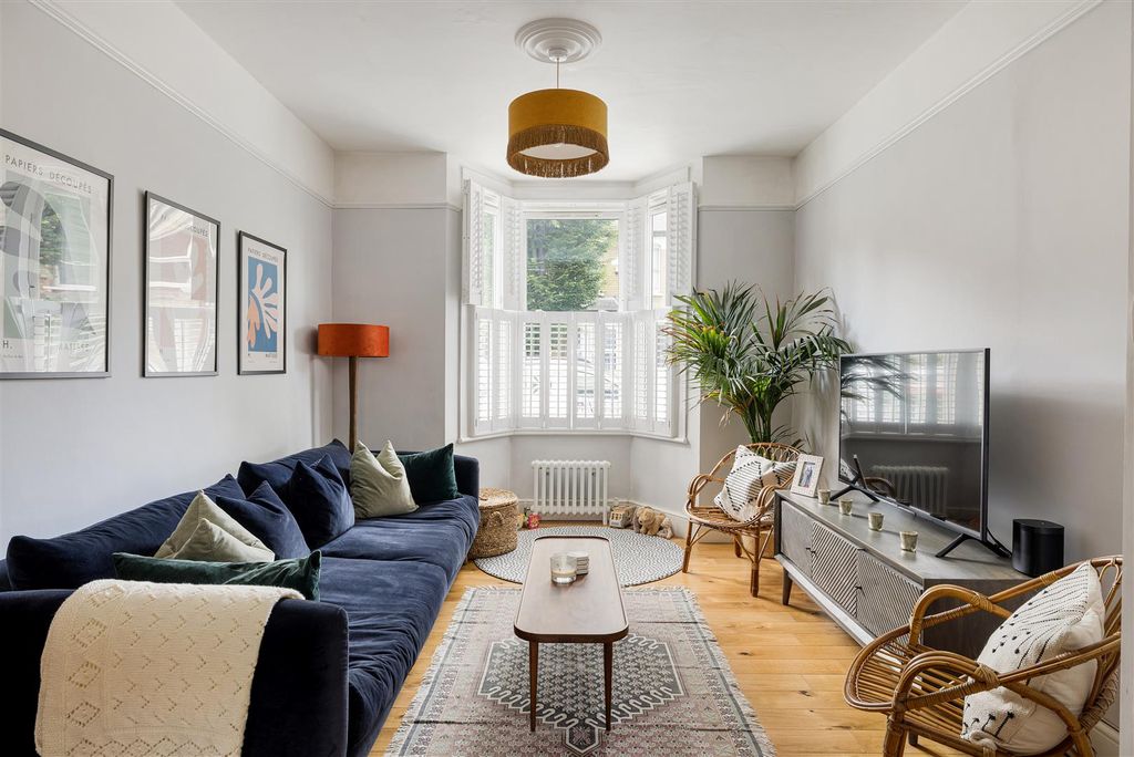 Property photo 2 of 28 Tylney Road E7