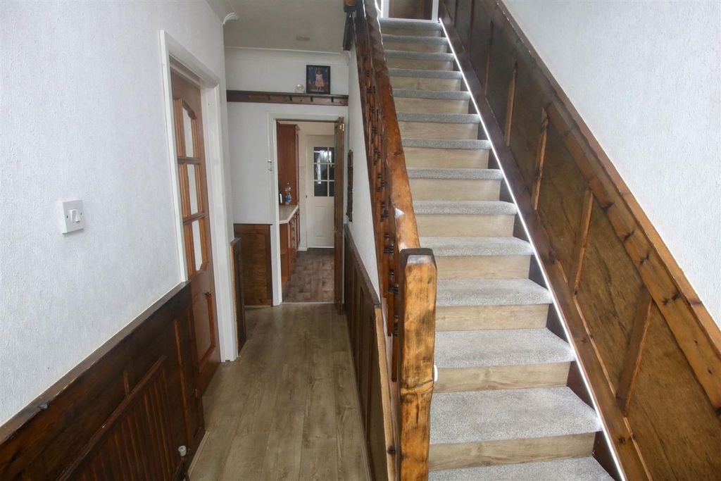 Property photo 3 of 18 Entrance Hall
