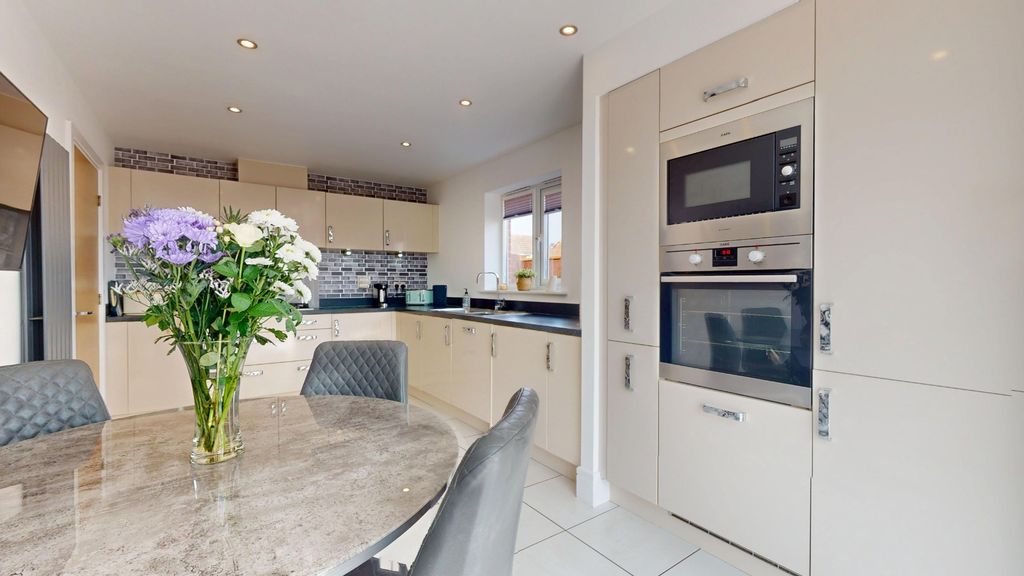 Property photo 1 of 51 4383470