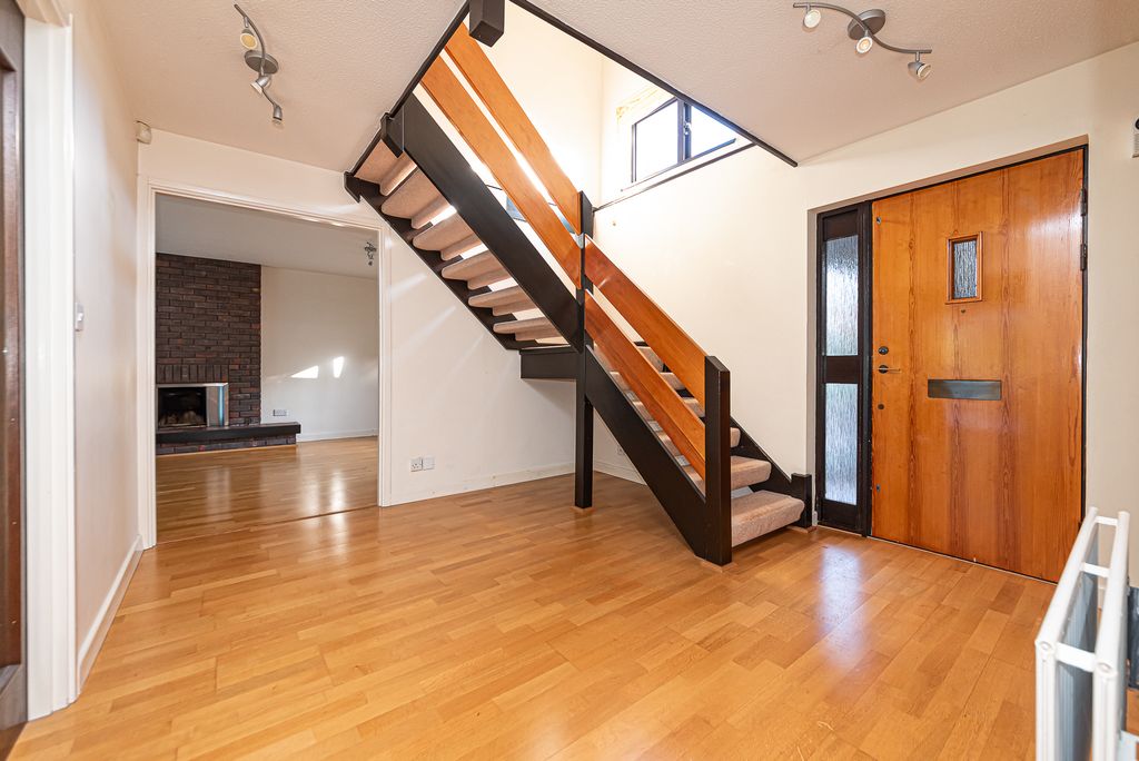 Property photo 3 of 19 Entrance Hallway