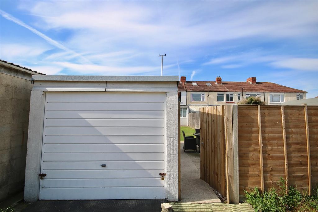 Property photo 3 of 18 Garage
