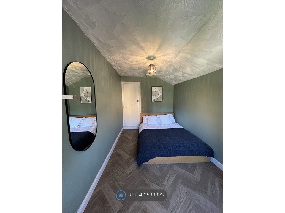 Property photo 1 of 12 Upstairs Back Bedroom