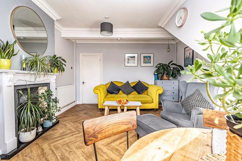 Property photo 2 of 18 .