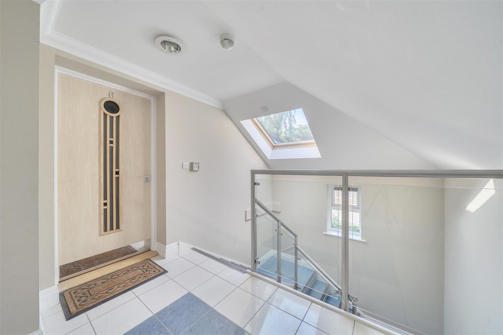 Property photo 2 of 16 Communal Entrance