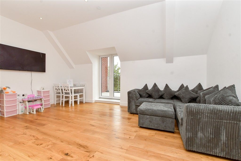 Property photo 3 of 9 Kitchen / Lounge / Diner