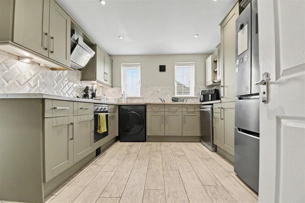 Property photo 3 of 19 Kitchen