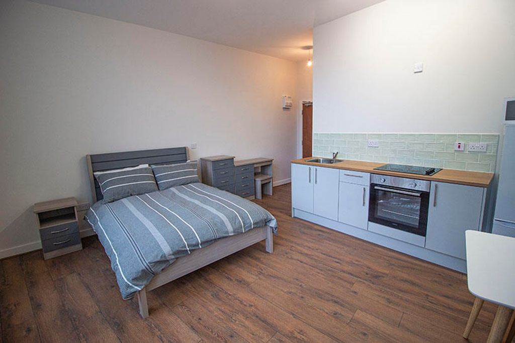 Property photo 3 of 5 This Inviting Double Bedroom Features A Comfortabl...