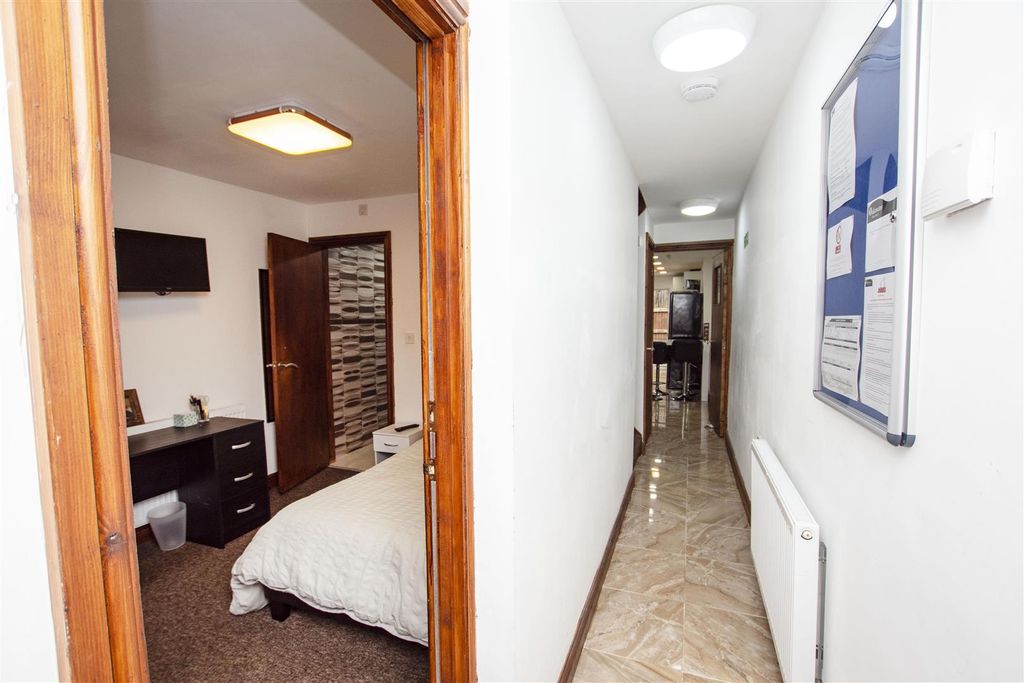 Property photo 1 of 14 Approach