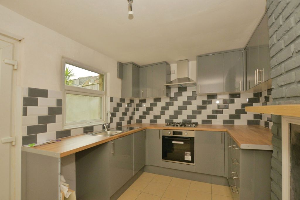 Property photo 2 of 17 Kitchen