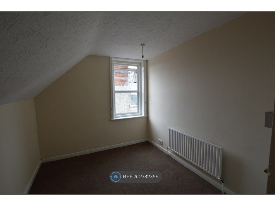 Property photo 3 of 7 Bed 1