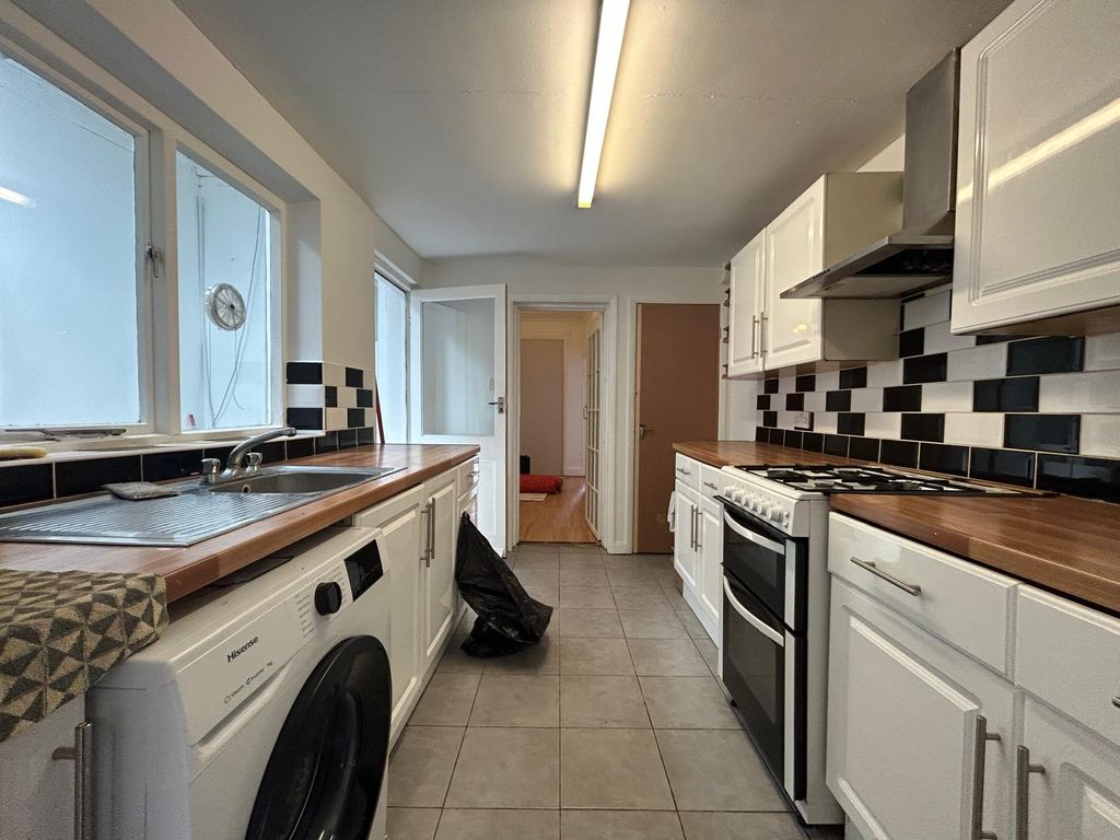 Property photo 1 of 10 4 Bed Terraced House To Rent Lea Road, Southall Ub2