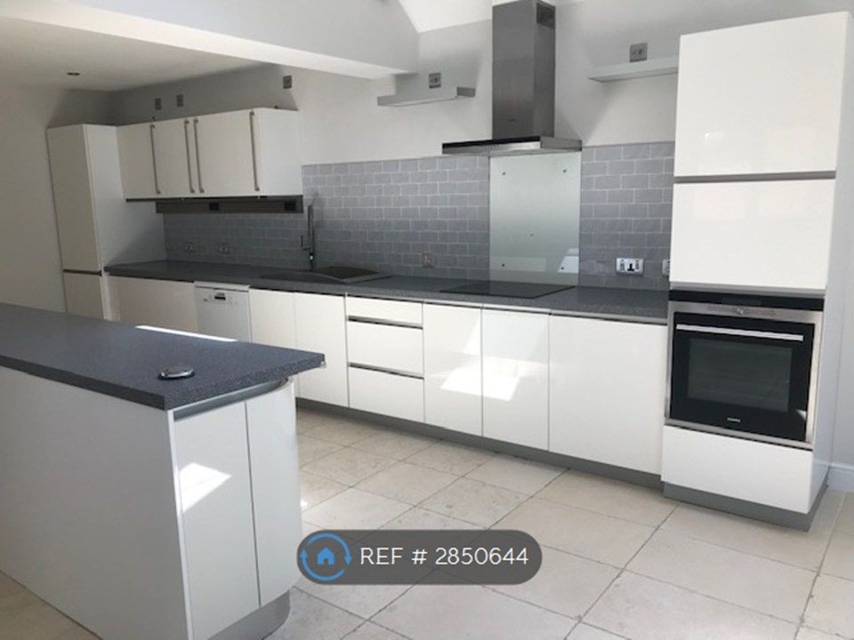 Property photo 2 of 11 Kitchen