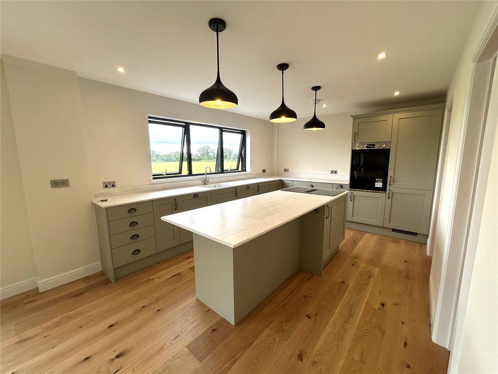 4 bed detached house to rentCullompton, Devon EX15 photo 4
