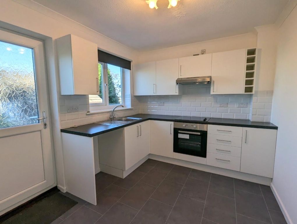 Property photo 3 of 13 25 Kingsley Court Kitchen