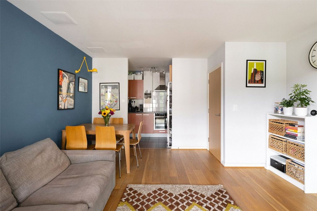 Property photo 2 of 10 Hacon Square E8