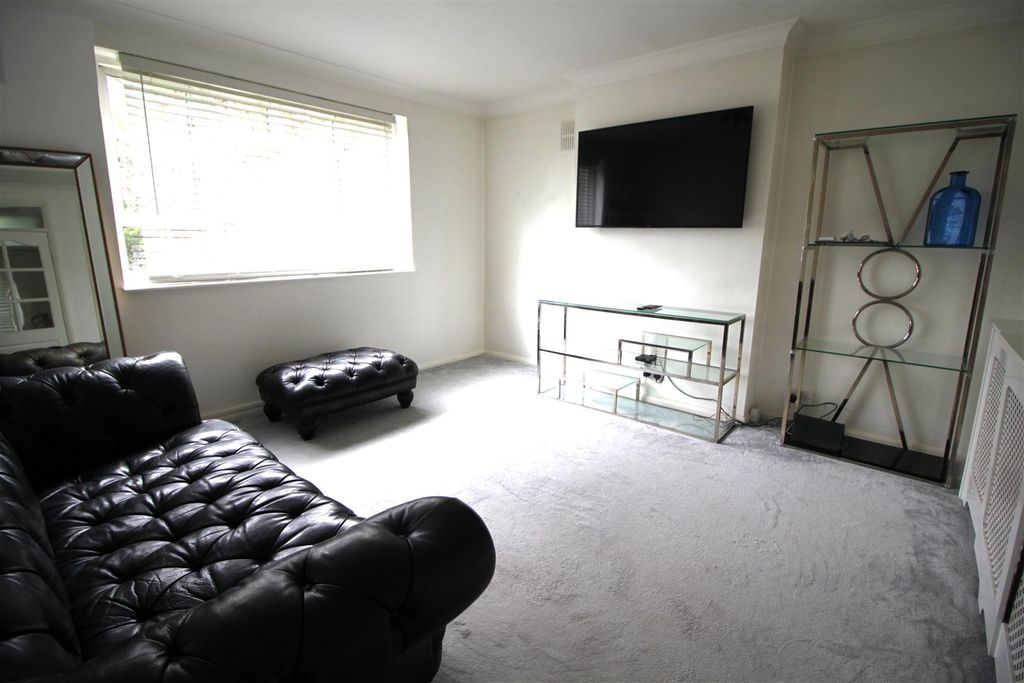Property photo 3 of 7 Lounge