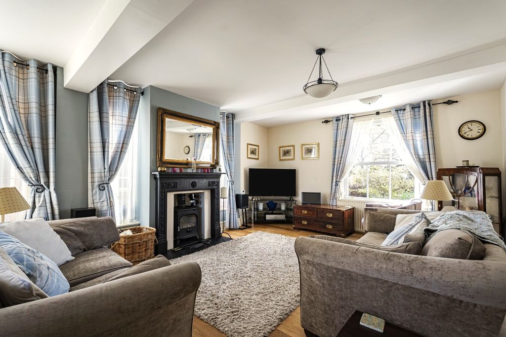 Property photo 3 of 17 Sitting Room