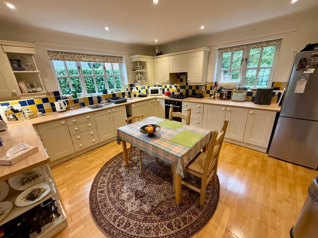 Property photo 2 of 25 Kitchen/Breakfast Room