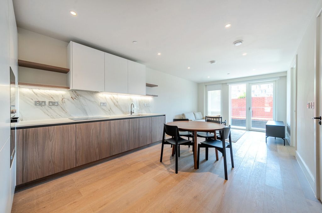 Property photo 2 of 10 5-68233F3E7214d-1...