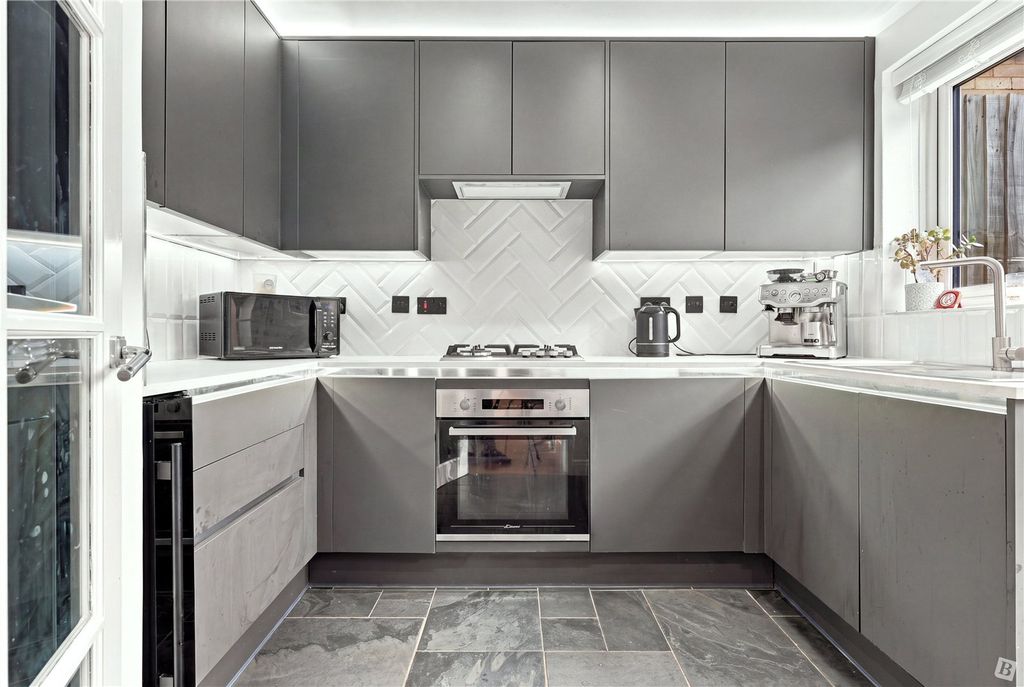 Property photo 3 of 18 Kitchen