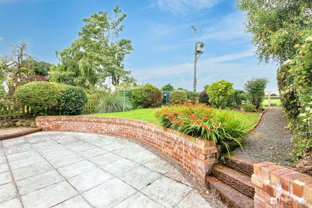 Property photo 2 of 17 Garden